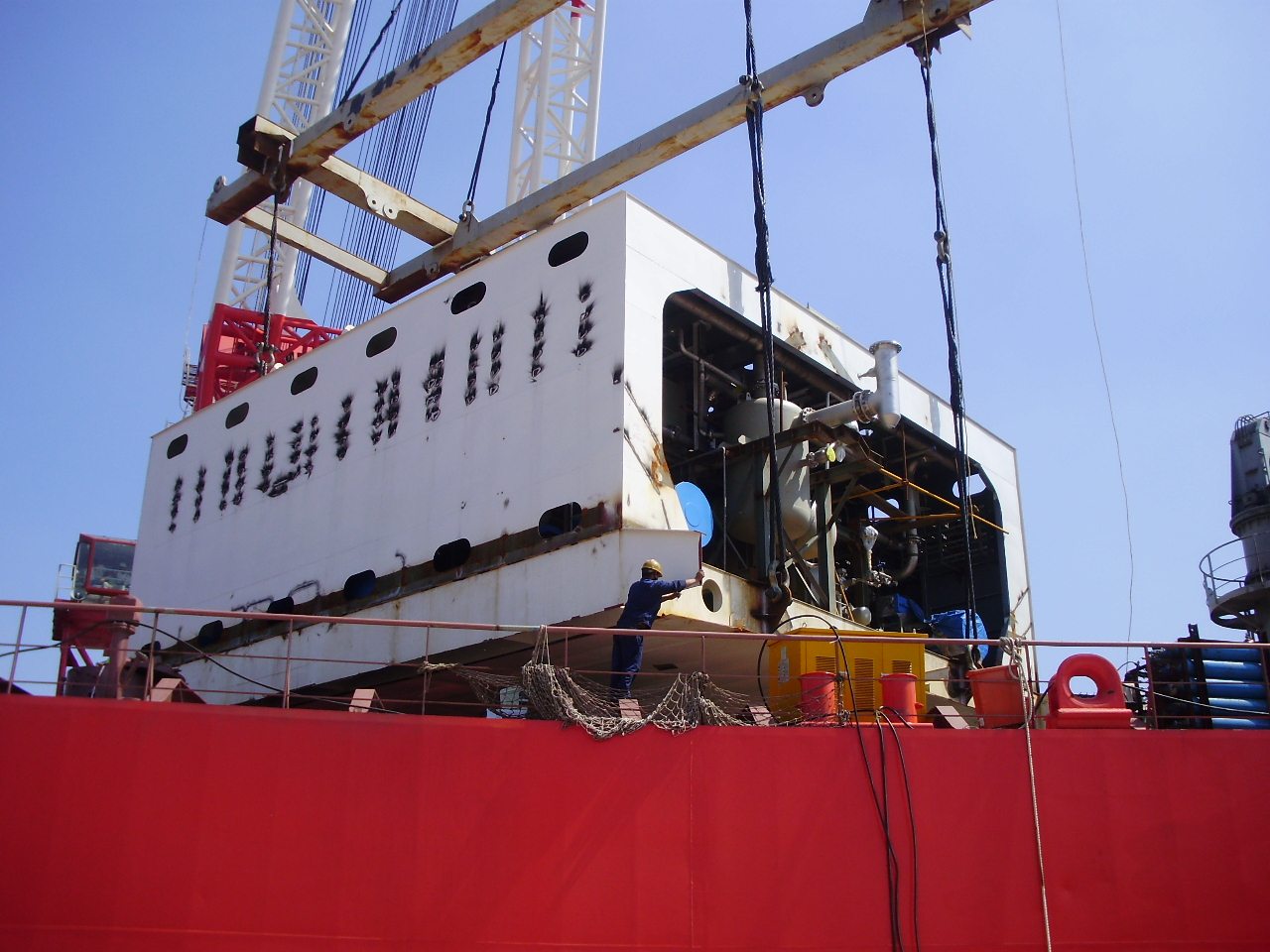 Enclosed process module lifted by crane onto the deck of a gas carrier